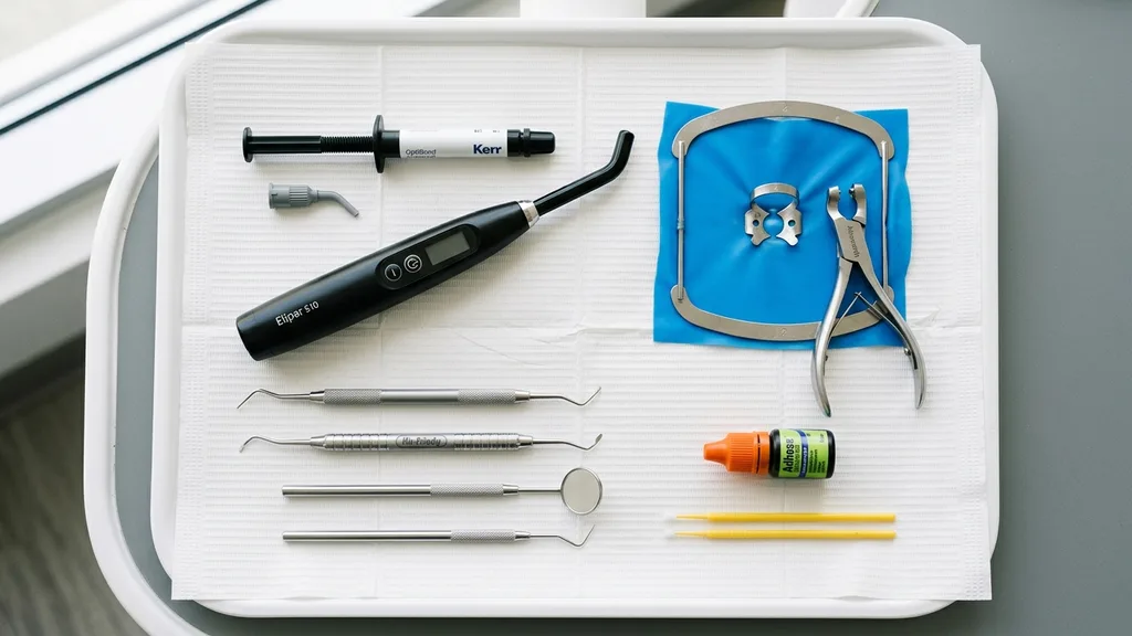 Instrumente für minimalinvasive Kariesbehandlung — Komposit-Spritze, LED-Polymerisationslampe und Kofferdam
